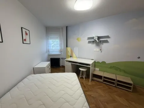 Izdavanje, četvorosoban stan, 100m², Stari grad, Novi Sad - image 7