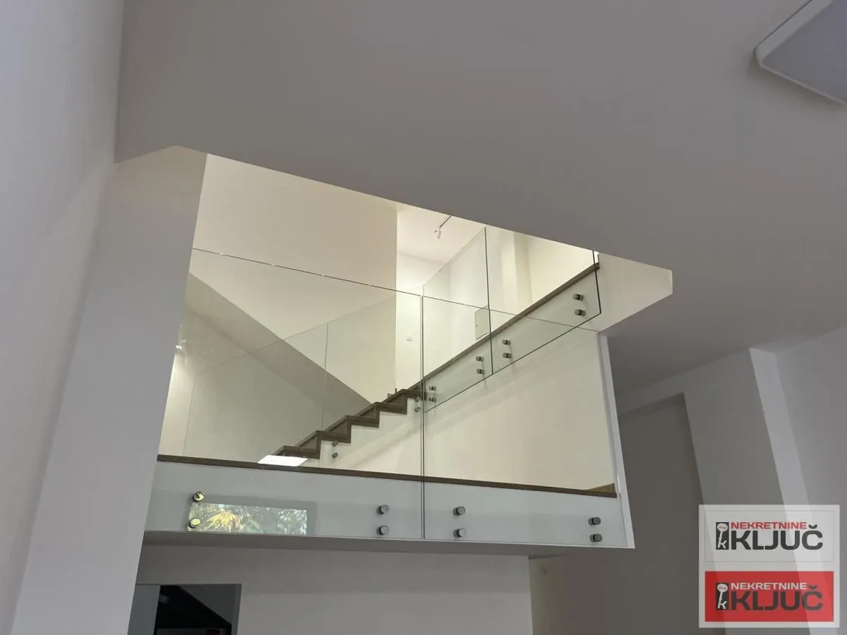 Izdavanje, kuća, 247m², Sremska Kamenica, Petrovaradin