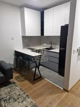 Moderna kuhinja sa šankom i belim elementima. - image 6