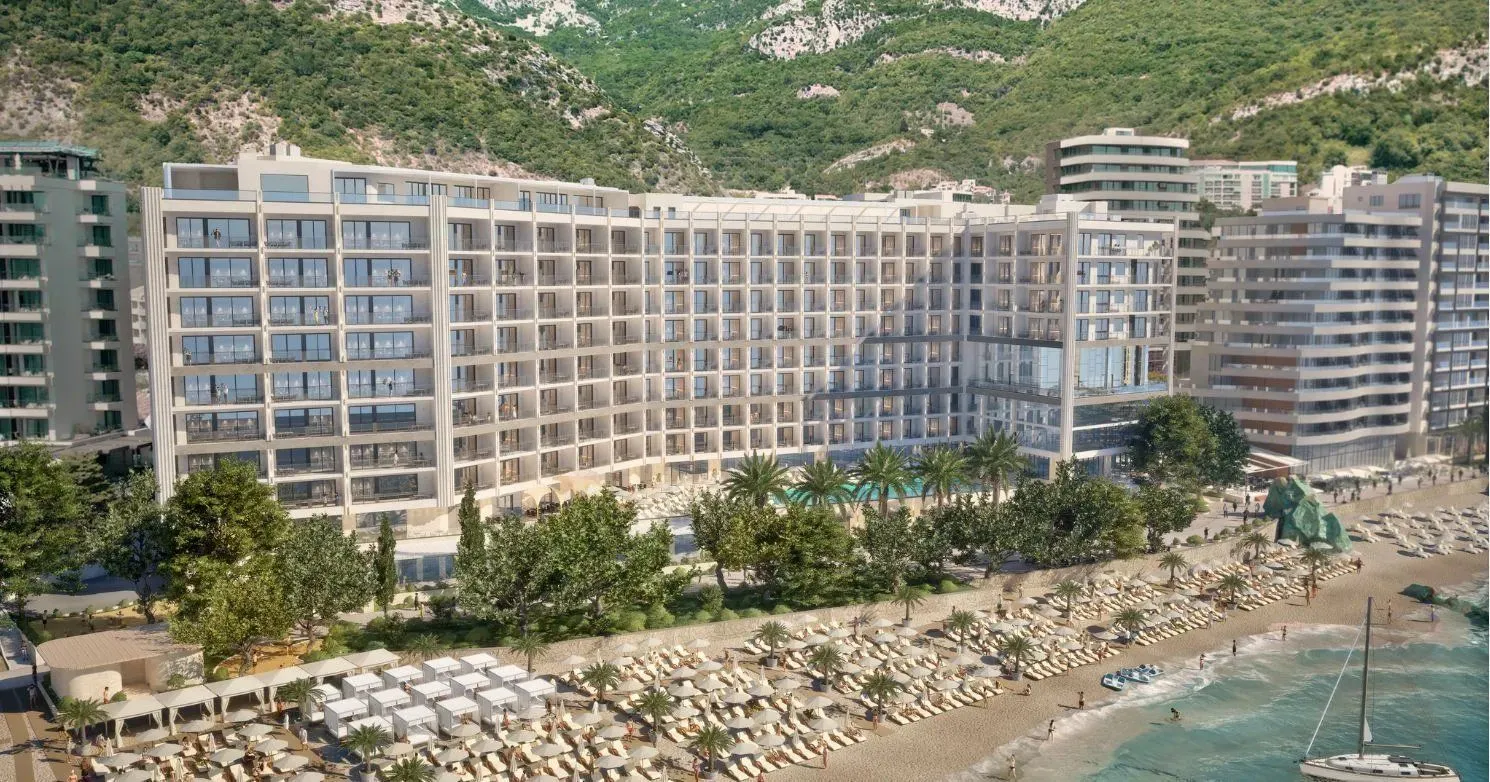 Pogled iz vazduha na hotelski kompleks i plažu ispred zgrade.