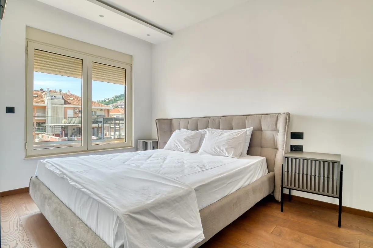 Izdavanje, trosoban stan, 145m², Centar, Budva