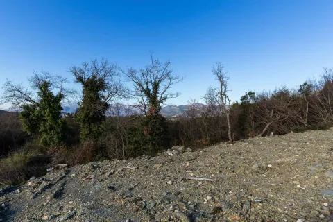 Pogled na prirodno okruženje i brda u daljini sa parcele. - image 6