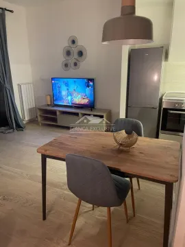 Dnevni boravak sa trpezarijom i delom kuhinje. - image 6