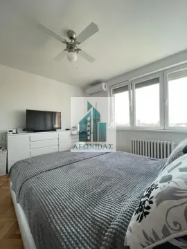 Spavaća soba sa bračnim krevetom, komodom, TV-om i plafonskim ventilatorom. - image 9
