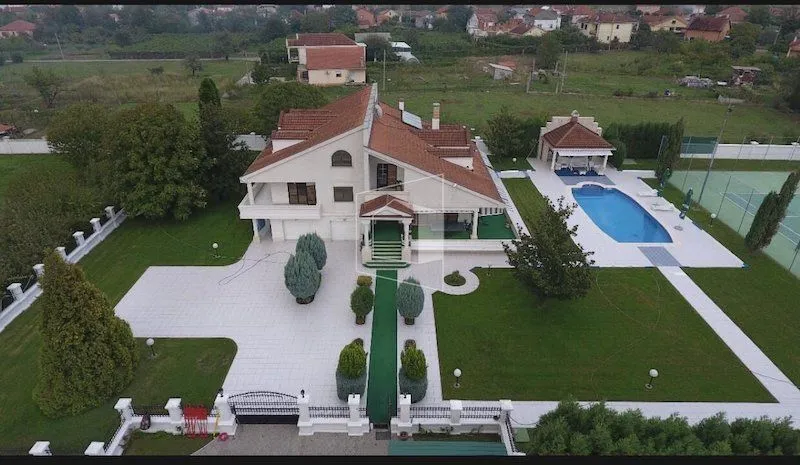 Izdavanje, kuća, 680m², Tološi, Podgorica