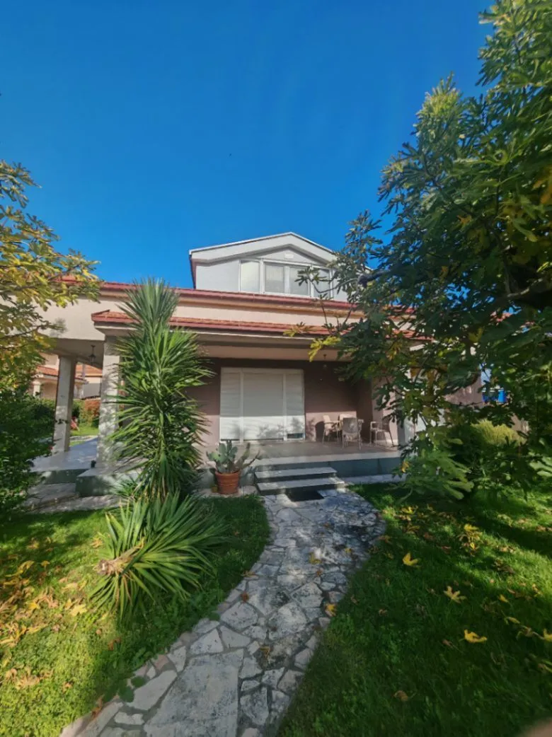 Izdavanje, kuća, 200m², Tološi, Podgorica