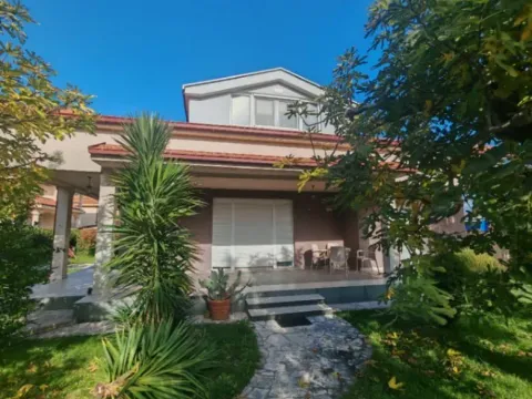 Rent, house, 200m², Tološi, Podgorica