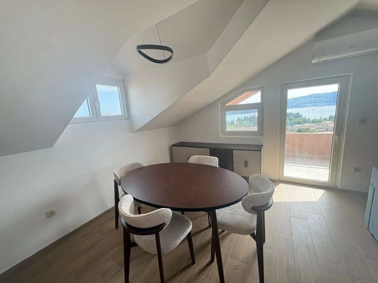 Izdavanje, dvosoban stan, 60m², Tivat, Crna Gora