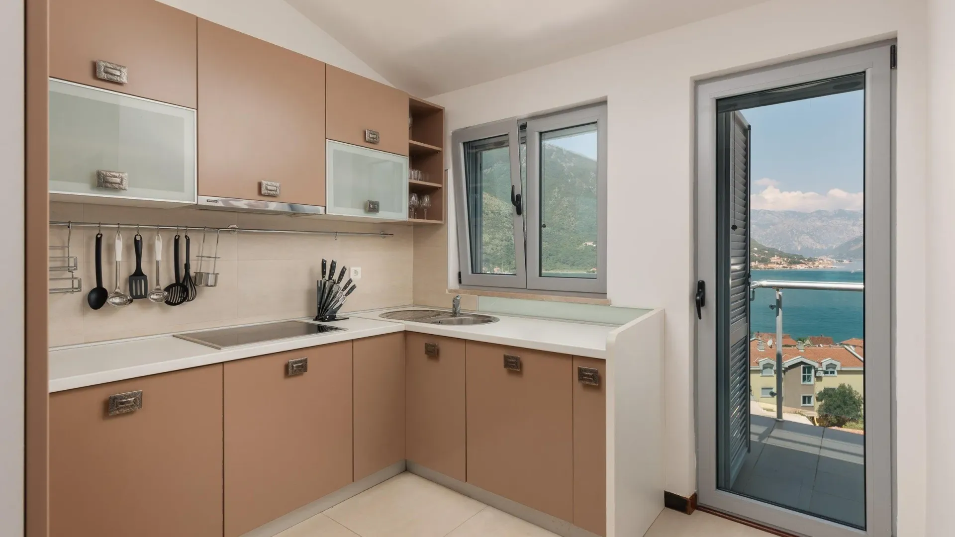 Prodaja, dvosoban stan, 84m², Dobrota, Kotor