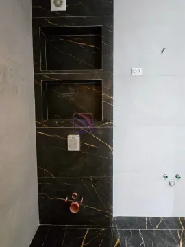 Kupatilo u fazi adaptacije sa keramičkim pločicama i pripremljenim instalacijama. - image 13