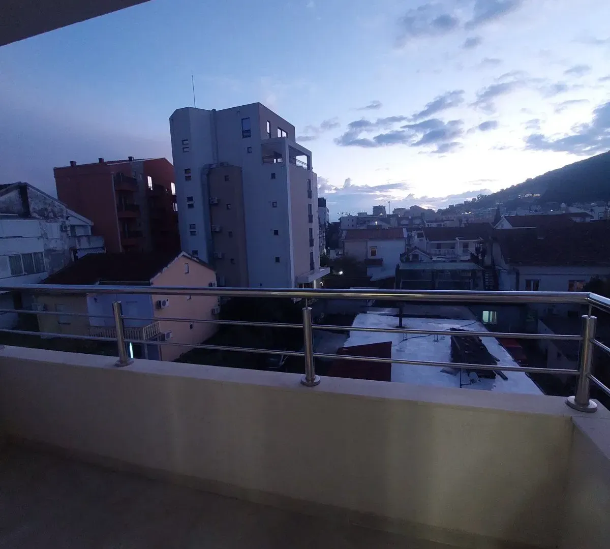 Izdavanje, jednosoban stan, 45m², Mainski Put, Budva