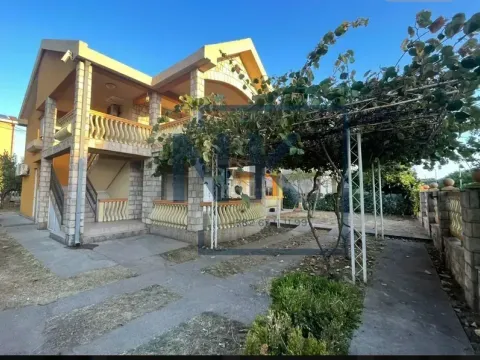 Izdavanje, kuća, 250m², Stari Aerodrom, Podgorica - image 1