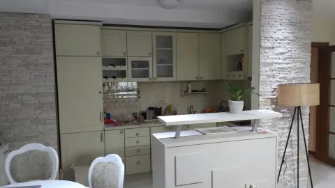 Kuhinja sa svijetlim elementima i šankom. - image 5