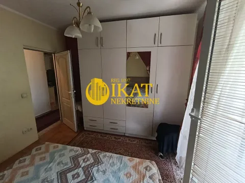 Spavaća soba sa velikim belim garderoberom i bračnim krevetom. - image 6