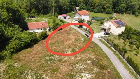Pogled iz vazduha na građevinsko zemljište sa okolnim kućama. - image 2