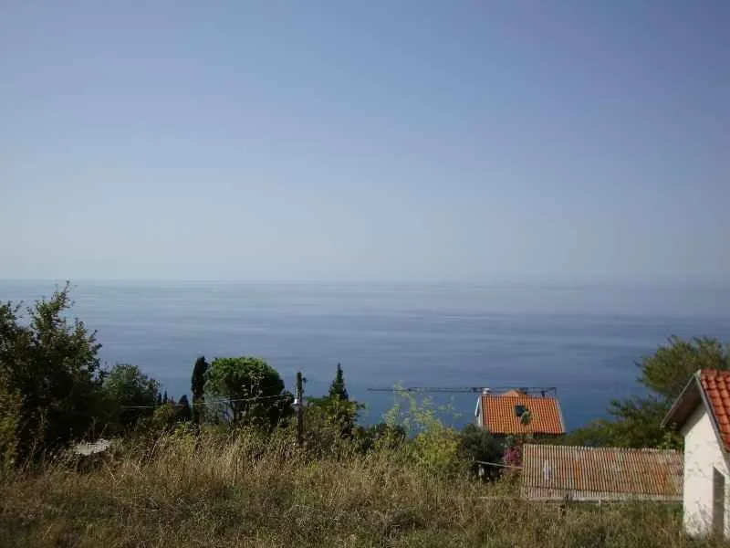 Pogled na more sa okolinom iz dvorišta kuće.