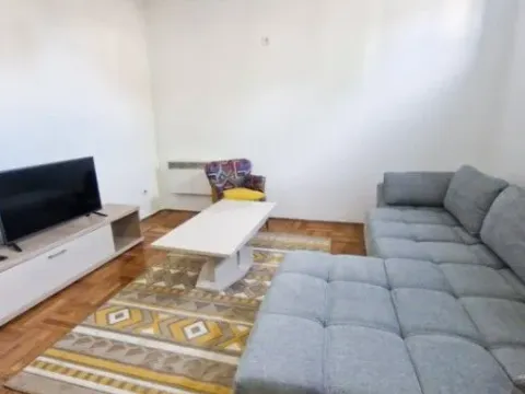 Izdavanje, jednosoban stan, 40m², Blok 9, Podgorica