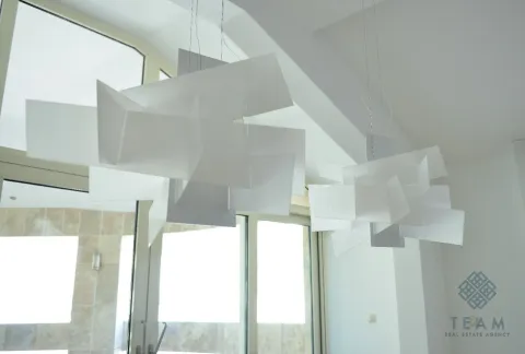 Krupan kadar modernih bijelih visećih lampi. - image 21