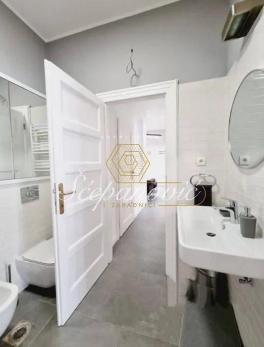 Izdavanje, četvorosoban stan, 115m², Centar, Novi Sad