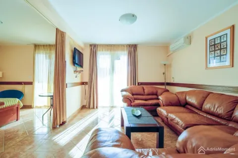 Living room with leather sofas and access to the terrace. - image 10