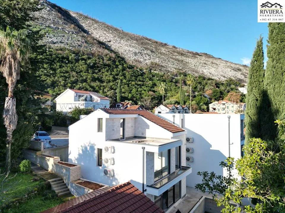 Prodaja, kuća, 237m², Njivice, Herceg Novi