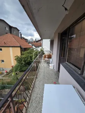Dugi balkon sa metalnom ogradom i pogledom na okolne kuće i dvorište. - image 15