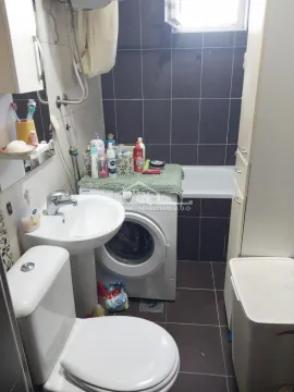 Kupatilo opremljeno sanitarijama, kadom i veš mašinom. - image 13