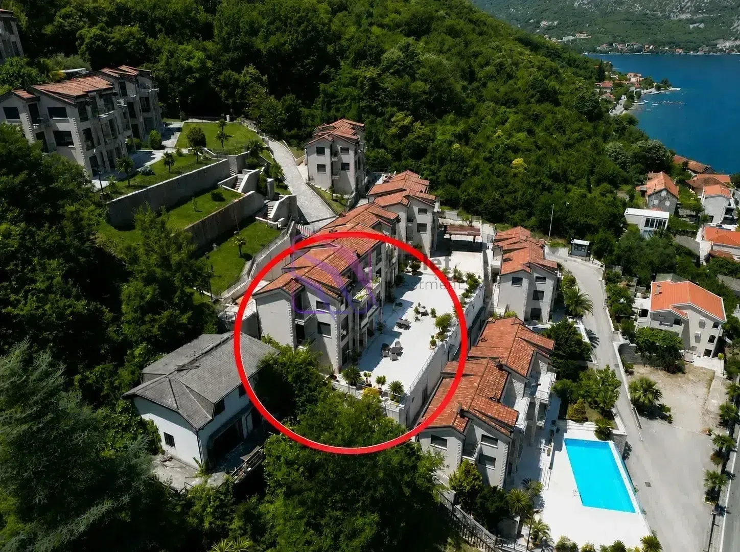 Pogled iz vazduha na stambeni kompleks blizu obale.