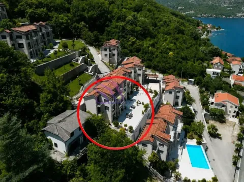 Pogled iz vazduha na stambeni kompleks blizu obale. - image 15