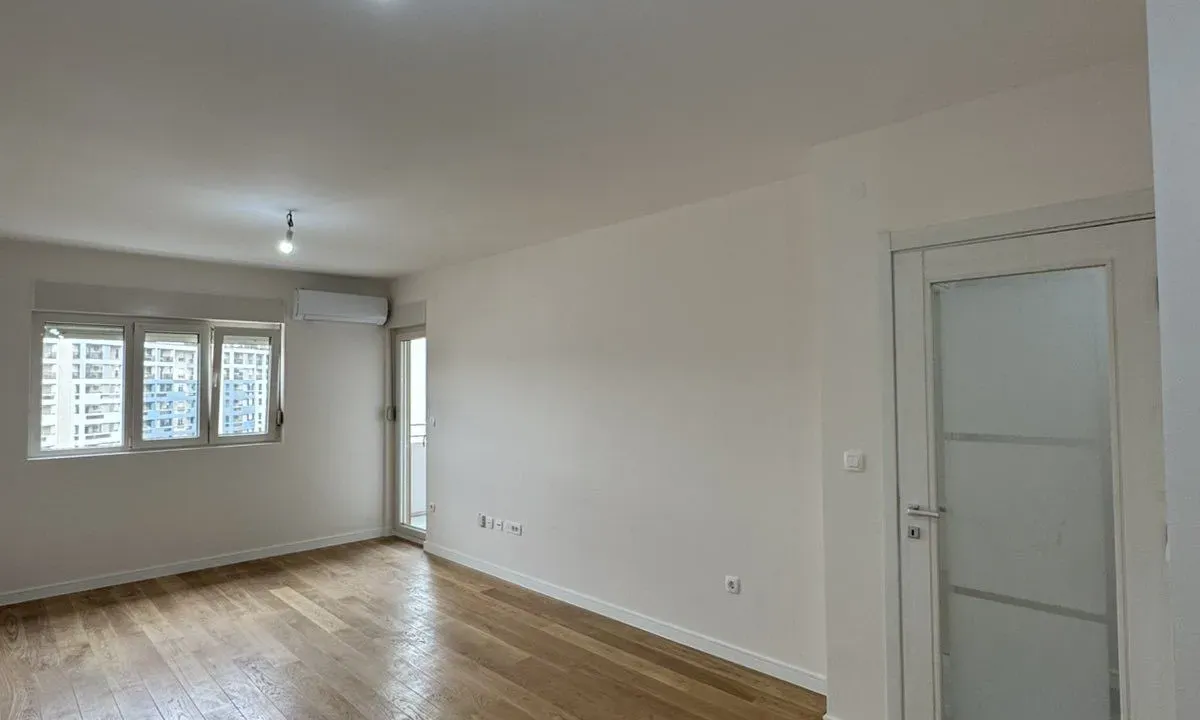 Izdavanje, jednosoban stan, 49m², Central Point, Podgorica