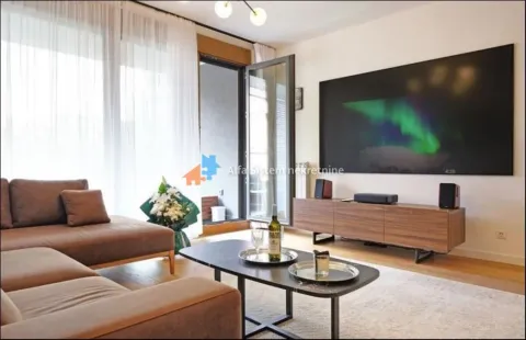 Dnevna soba sa garniturom, velikim TV-om i izlazom na terasu. - image 5