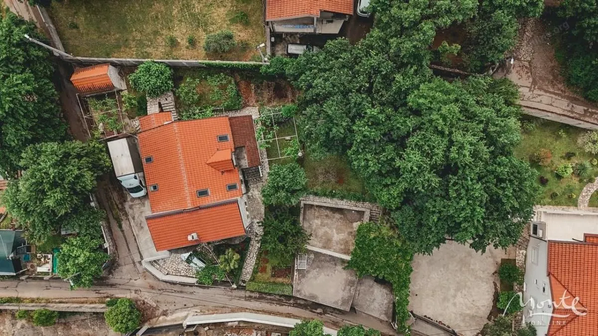 Prodaja, kuća, 350m², Velje Brdo, Podgorica
