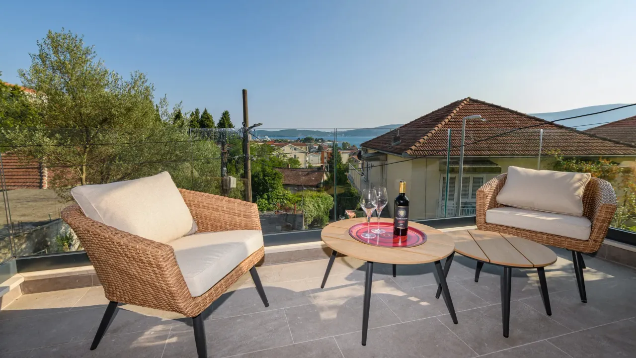 Rent, apartment, 90m², Tivat, Crna Gora