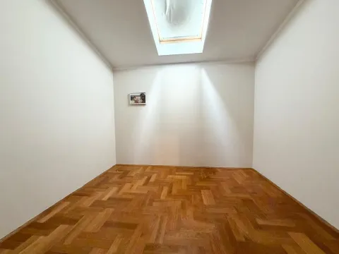 Prazna soba sa parketom i krovnim prozorom. - image 13