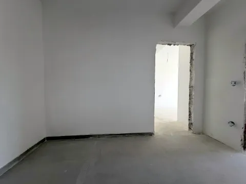 Pogled na neopremljenu prostoriju u izgradnji sa vratima. - image 16