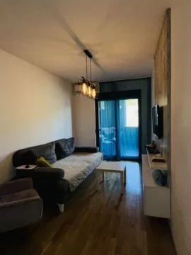 Dnevna soba sa garniturom, stočićem i izlazom na terasu. - image 2