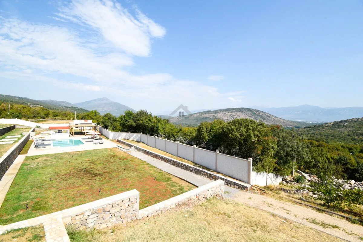 Prodaja, kuća, 250m², Podgorica, Crna Gora