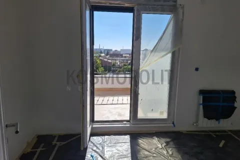 Prazna prostorija sa izlazom na balkon i zaštitnim folijama na podu. - image 6