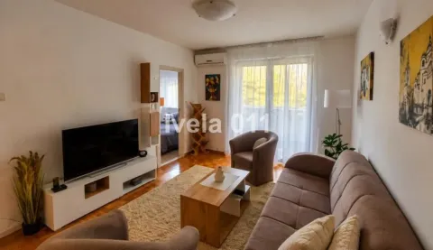 Dnevna soba sa garniturom, televizorom i izlazom na balkon. - image 5