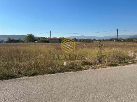 Pogled na prostrano zemljište sa putem u prvom planu. - image 4