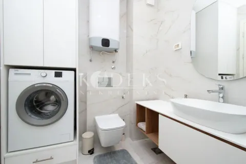Moderno opremljeno kupatilo sa tuš kabinom, umivaonikom i veš mašinom. - image 8