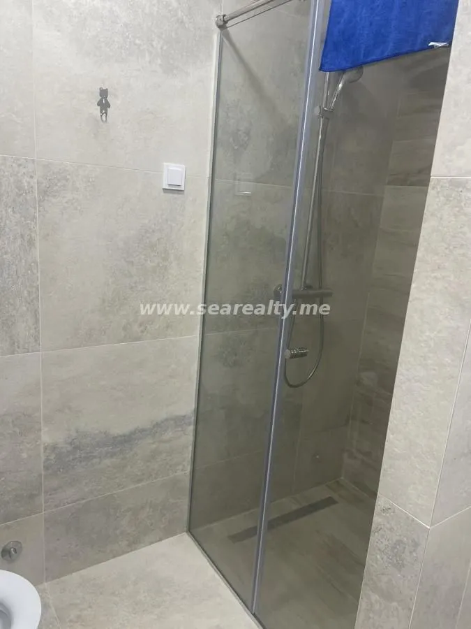 Izdavanje, dvosoban stan, 67m², Radanovići, Kotor