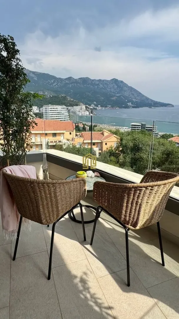 Terasa sa garniturom za sjedenje i pogledom na more.