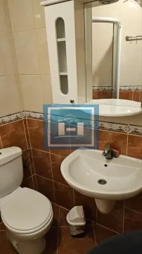Manje kupatilo sa umivaonikom, toaletom i ogledalom sa ormarićem. - image 22