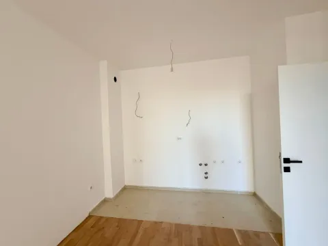 Prazna prostorija sa bijelim zidovima i drvenim podom u završnoj fazi radova. - image 6