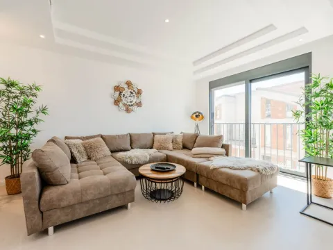 Izdavanje, kuća, 159m², Reževići, Budva - image 7