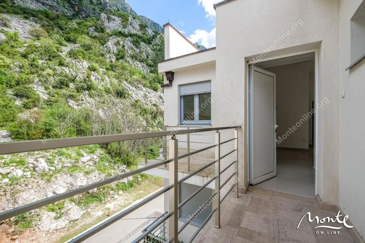 Prodaja, trosoban stan, 103m², Dobrota, Kotor