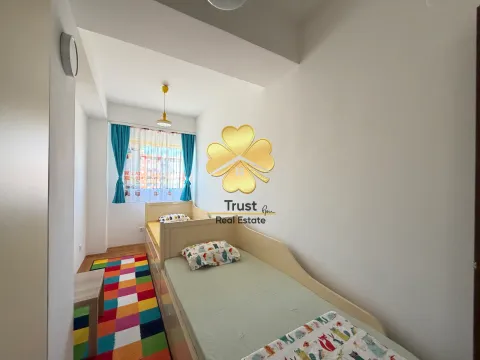 Dječija soba sa krevetom i šarenim tepihom. - image 17