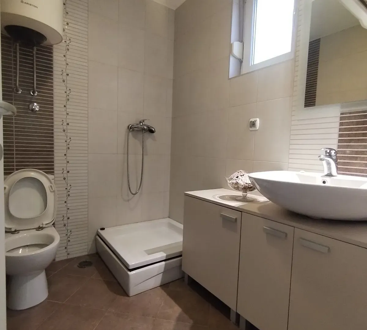 Izdavanje, poslovni prostor, 62m², Vračar Sve Podlokacije, Beograd