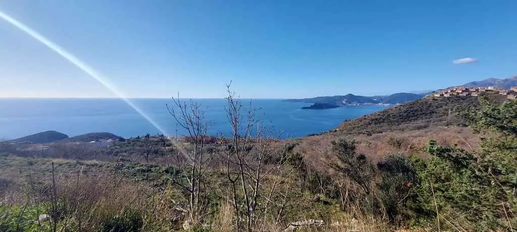 Panoramski pogled na more sa zemljišta.